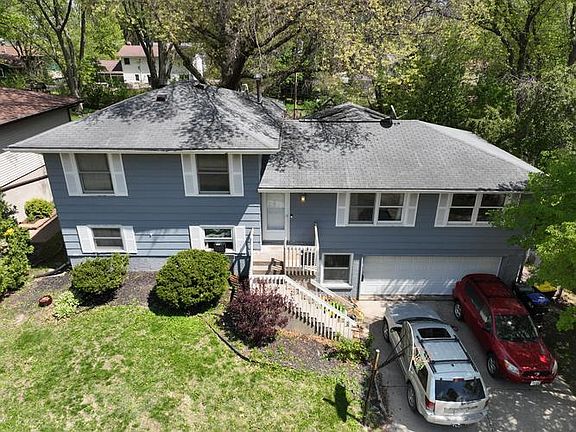 4th image of 910 Maplewood Ln