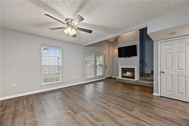 2 bed, 1.5 bath, 1205 sqft, $1,400 — Photo 3