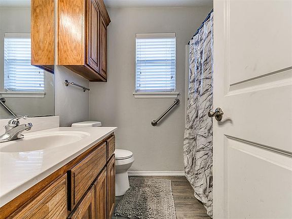 3rd image of 712 Wall Cir