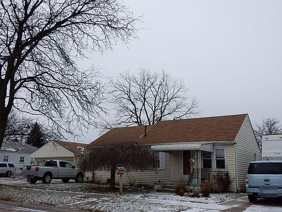 3rd image of 1372 Applewood Ave