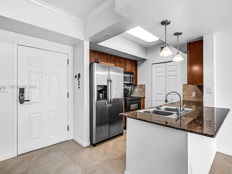 2000 N Bayshore Dr #909 — Photo 10
