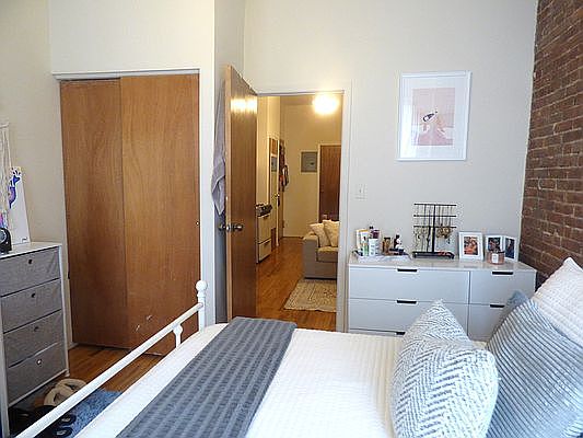 4th image of 226 E 85th St #4