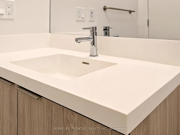 400 King St W #719 — Photo 10