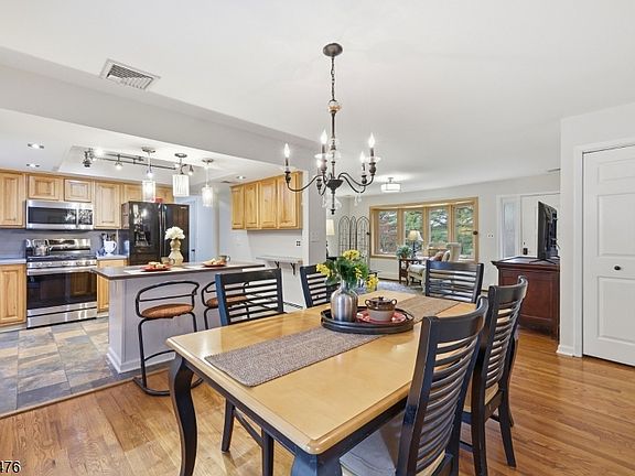 4th image of 52 Smithtown Rd
