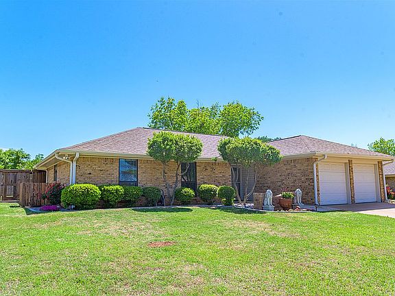 3rd image of 1701 Meadowcliff Dr