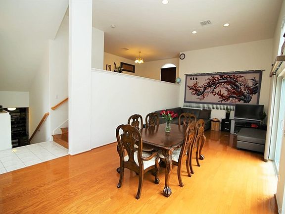 2nd image of 2832 Border Ave