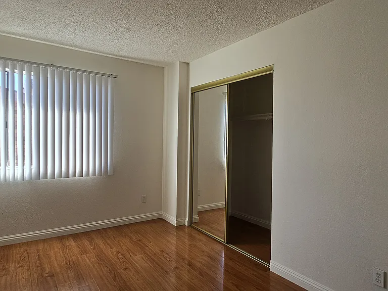 1049 Linden Ave #7 — Photo 15