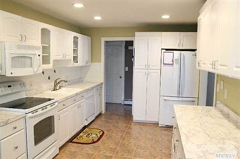 5th image of 389 Grace St