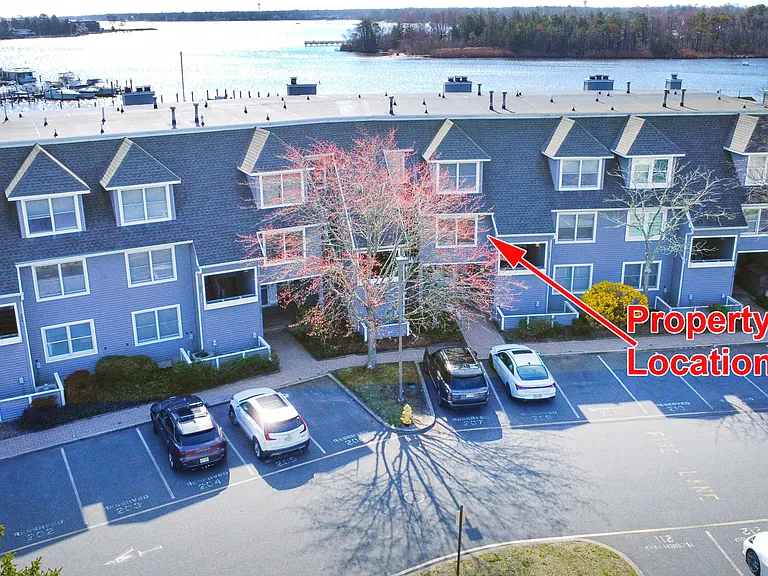 210 Spinnakers Cv — Photo 4
