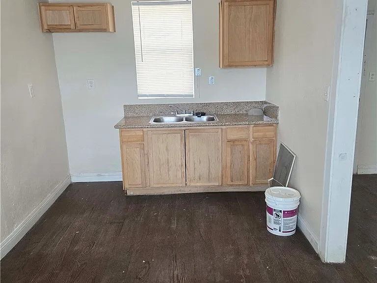 413 W Van Buren Ave #9 — Photo 5