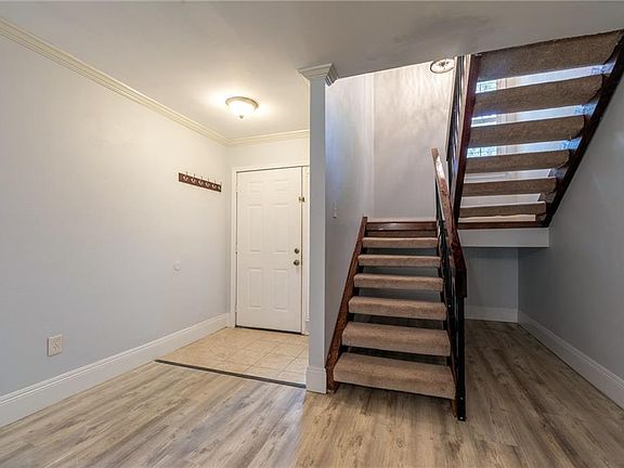 2nd image of 206 Parkview Blvd #206