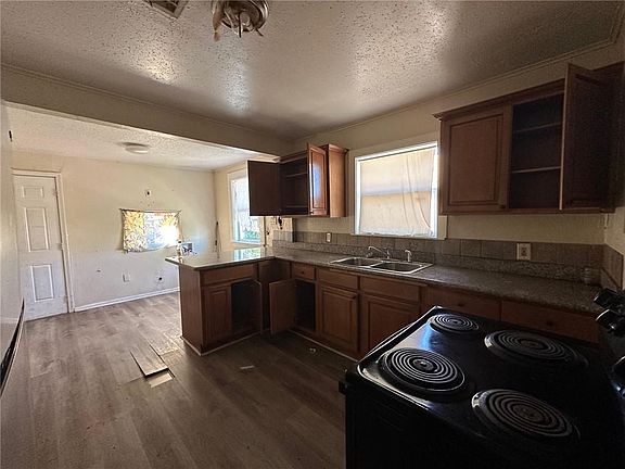 4th image of 2258-60 Pleasure St