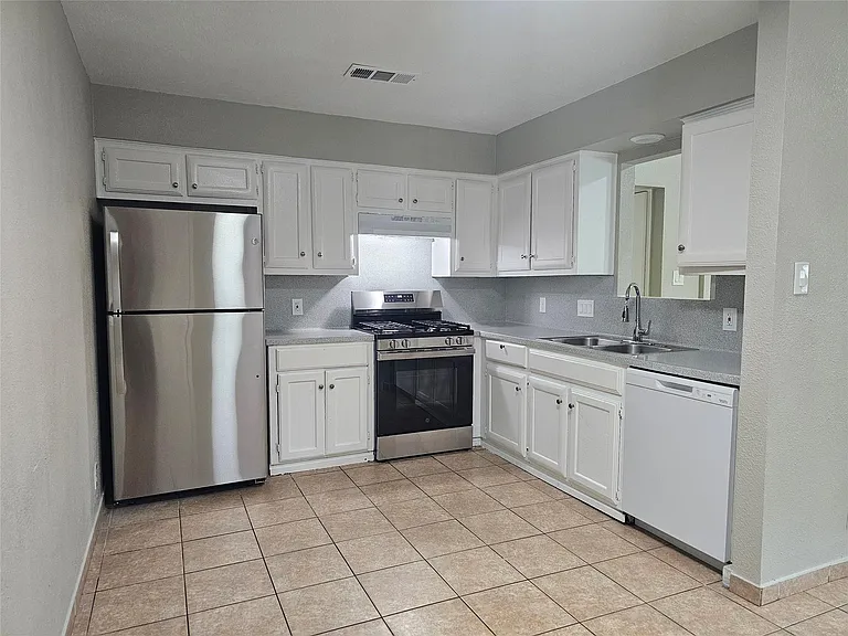 1305 Bonnie Brae St #B — Photo 4