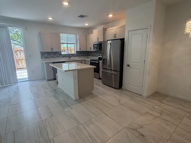 2355 SE 10th St — Photo 7