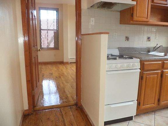 3rd image of 956 Putnam Ave #2
