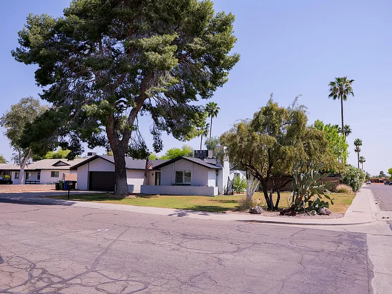 1905 E Pegasus Dr — Photo 2