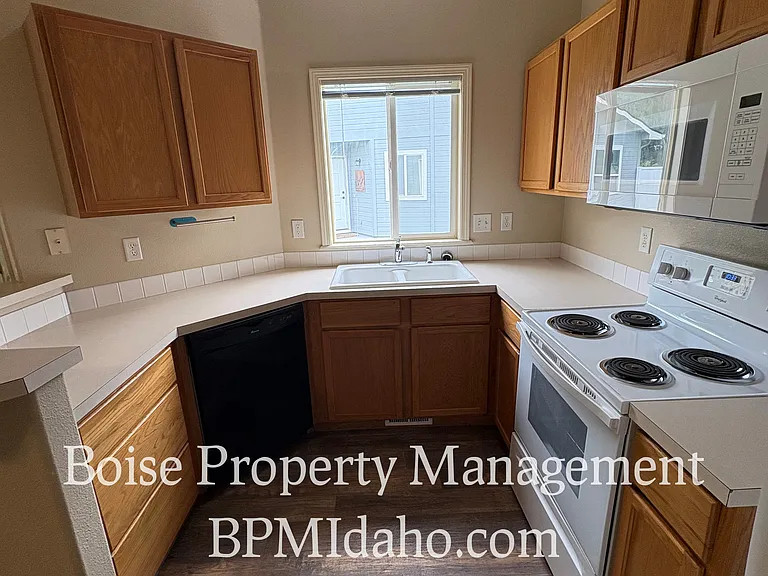 1301 Diamond Ct — Photo 2