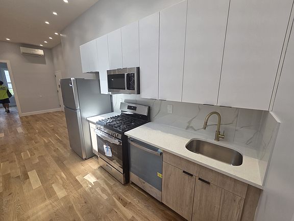 4th image of 690 Onderdonk Ave #3L