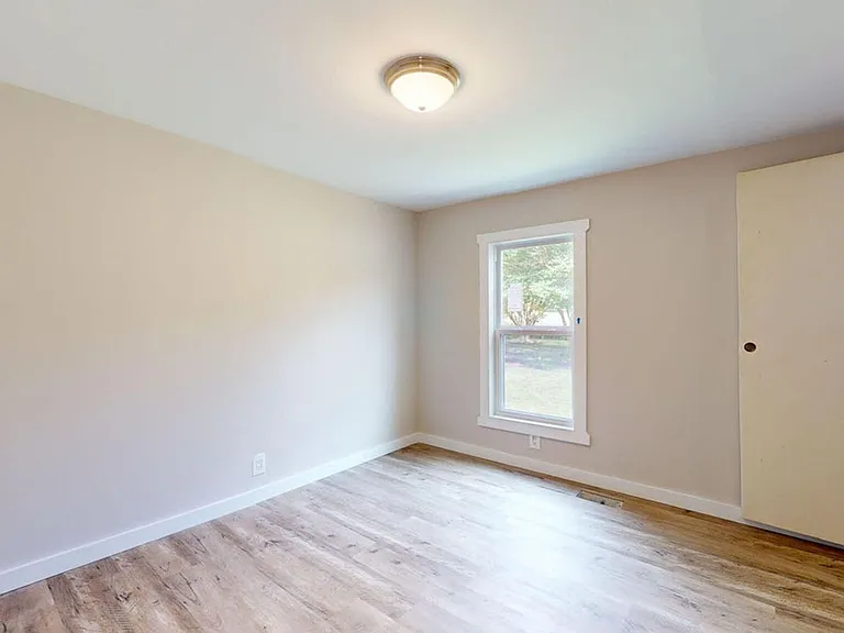 308 Queens Rd — Photo 15