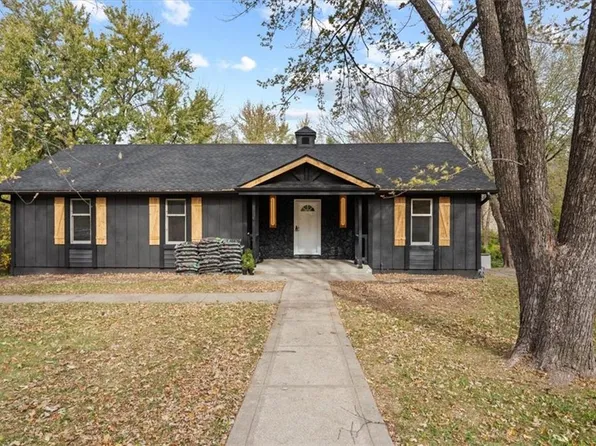 309 Oak Hill St, Lansing, KS 66043