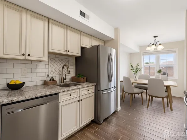 180C Overlook Ct, Woodbridge, NJ 07095