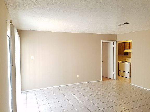 3rd image of 1102 Autumn Cir APT A