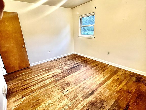 5th image of 1063 Charles Ave