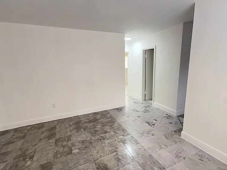 Airport Manor — Photo 8