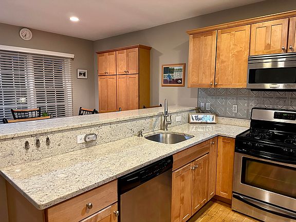3rd image of 464 N Falmouth Hwy #8DU