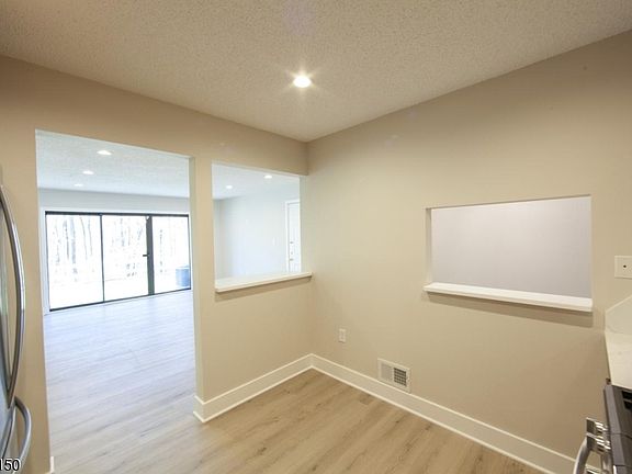 4th image of 327 Penns Way #1