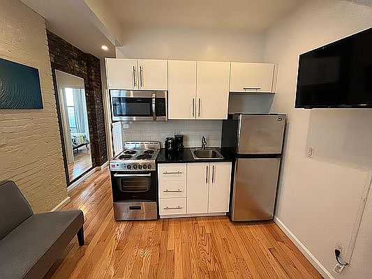 2nd image of 521 E 12th St APT 4