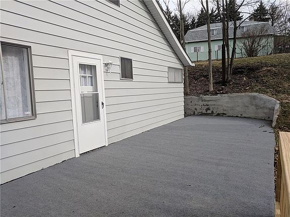 4th image of 806 E Hill Dr