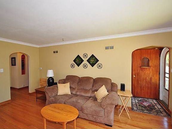 Living Room/Front Entry