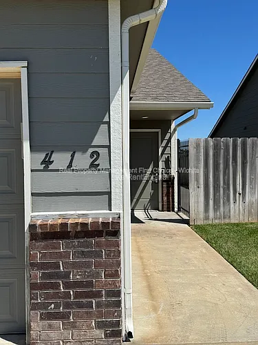 412 S Longbranch Dr Photo 1