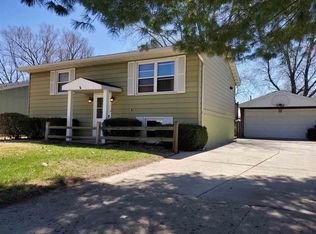 902 Truman Dr, Pekin, IL 61554