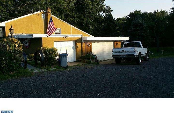 2nd image of 1526 Street Rd