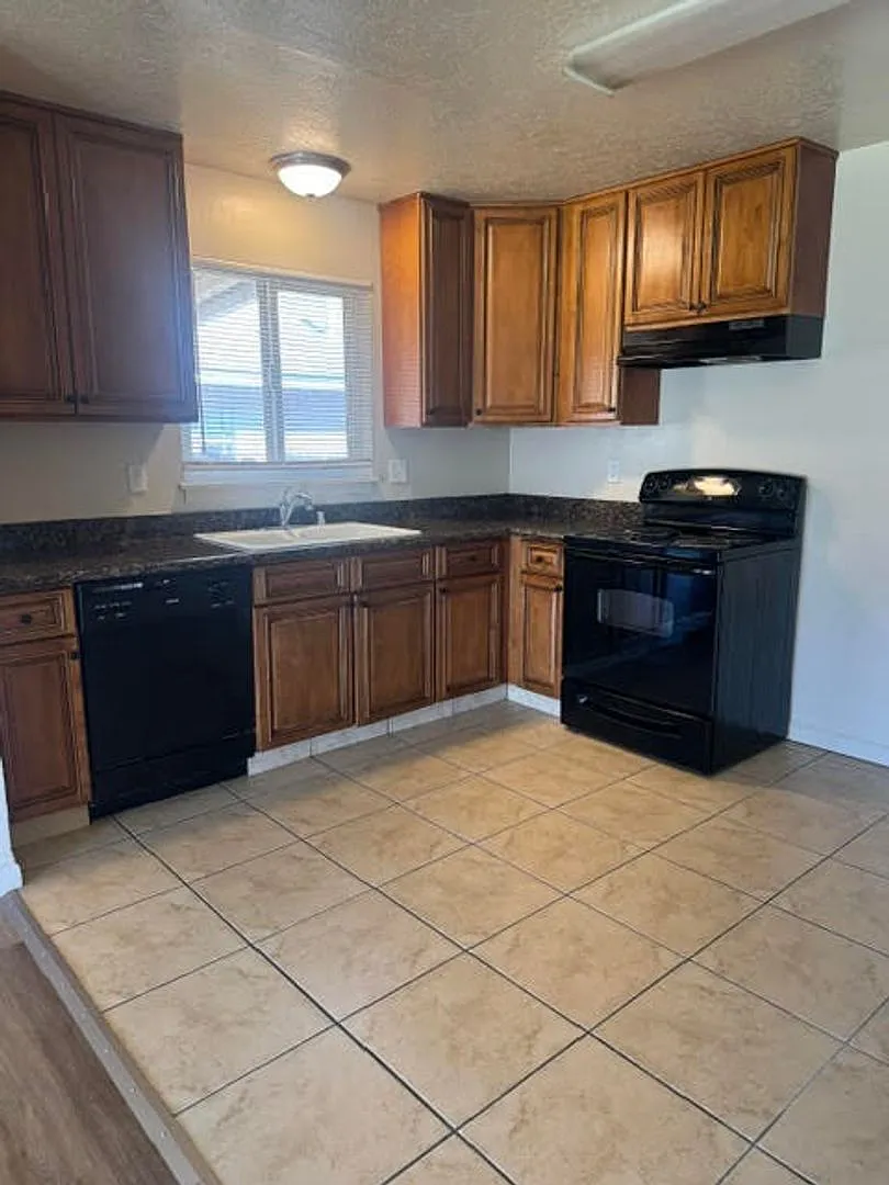 Nice Duplex in Quiet Neighborhood! — Photo 4