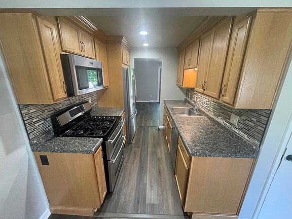 4th image of 302 Black Hills Dr
