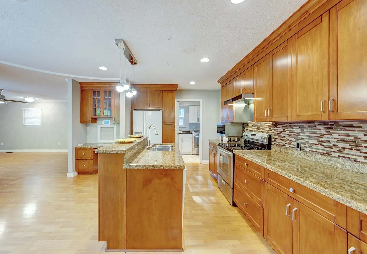 3 bed, 2001 sqft, $3,800 — Photo 3