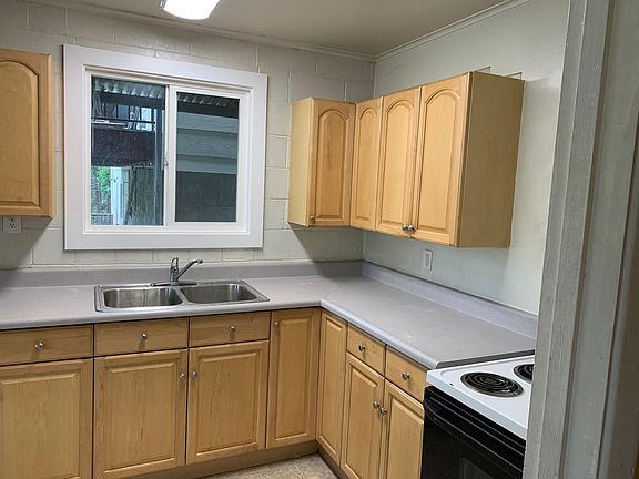 3rd image of 192 N Shepherd St #3