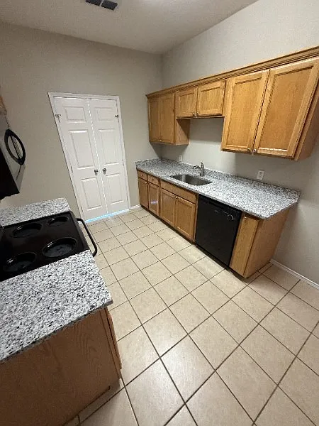 3 bed, 1100 sqft, $1,500 — Photo 2
