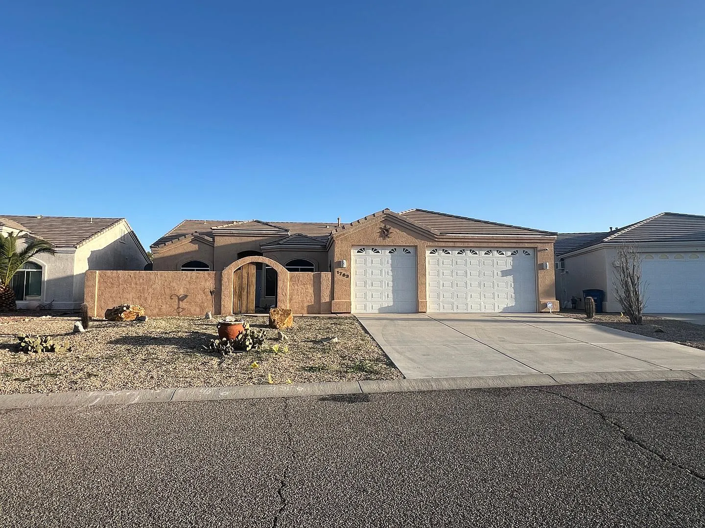 Beautiful 3C Garage Home on Golf Course — Photo 1