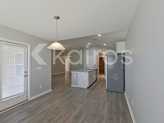 4th image of 15 Red Oak Dr