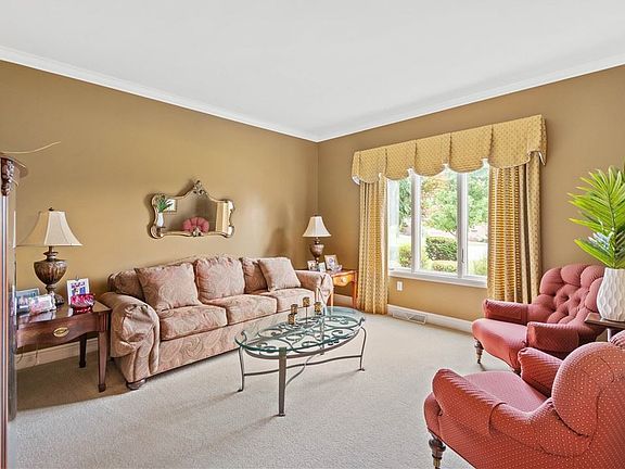 3rd image of 203 Farmington Dr