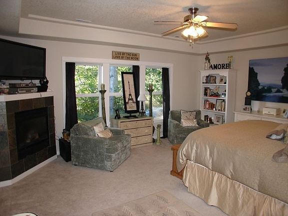 Master Suite with Fireplace & Jetted Soaker Tub
