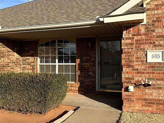 2nd image of 605 E Greenwood Ln