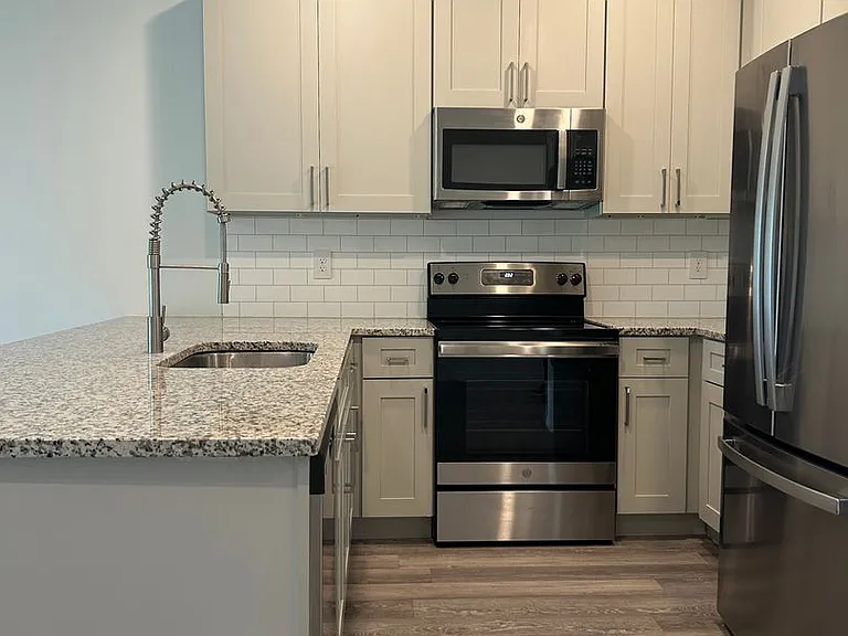 850 SE 8th St — Photo 3