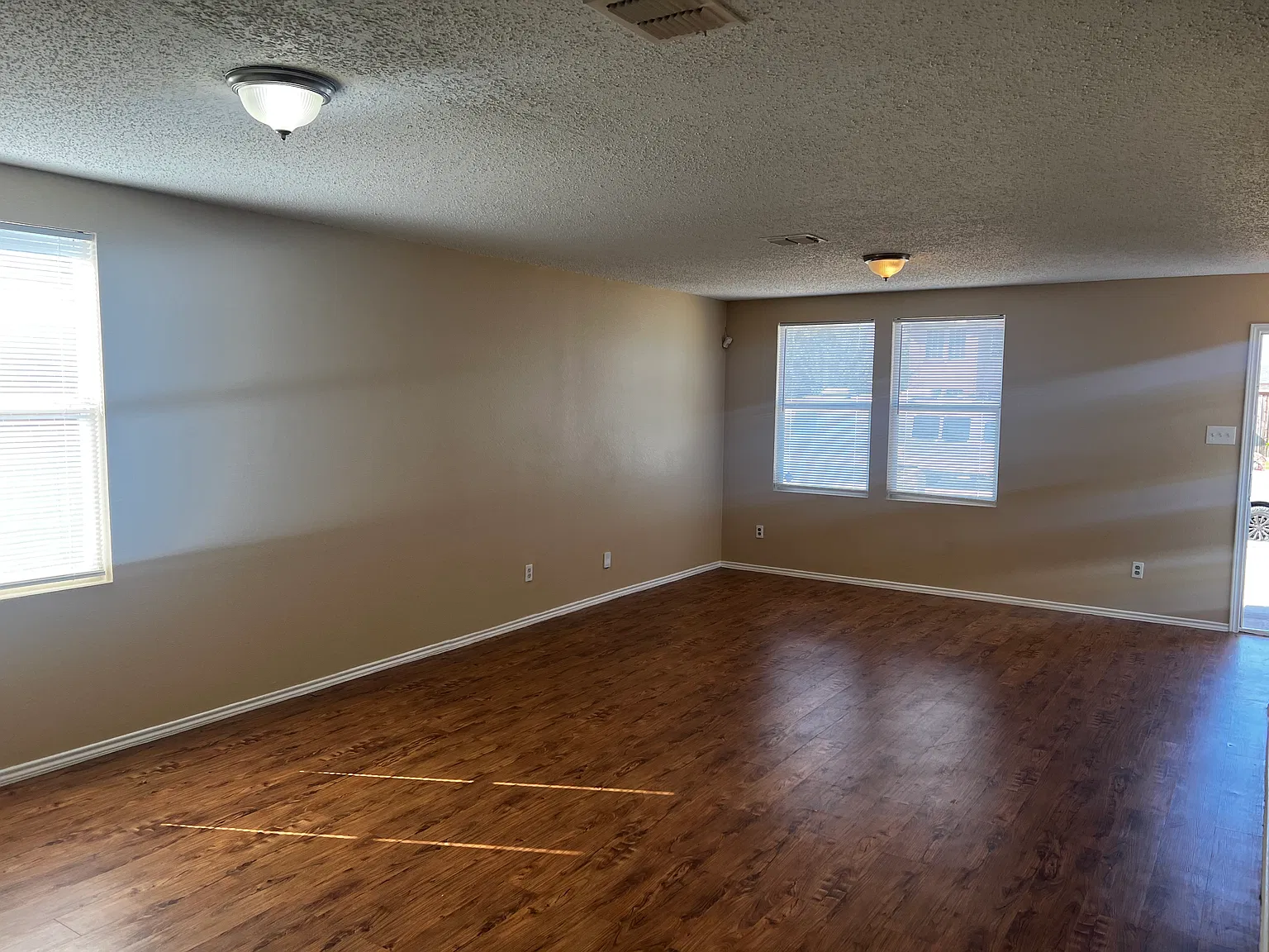 5 bed, 3440 sqft, $2,350 — Photo 3