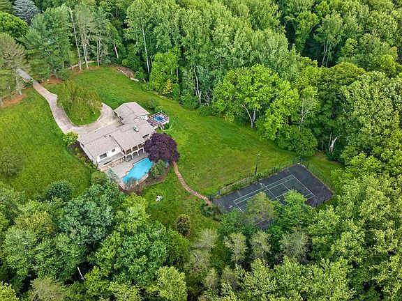 5th image of 18 Manor Brook Rd