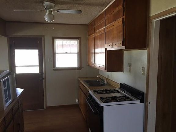 5th image of 933 Sunset Dr
